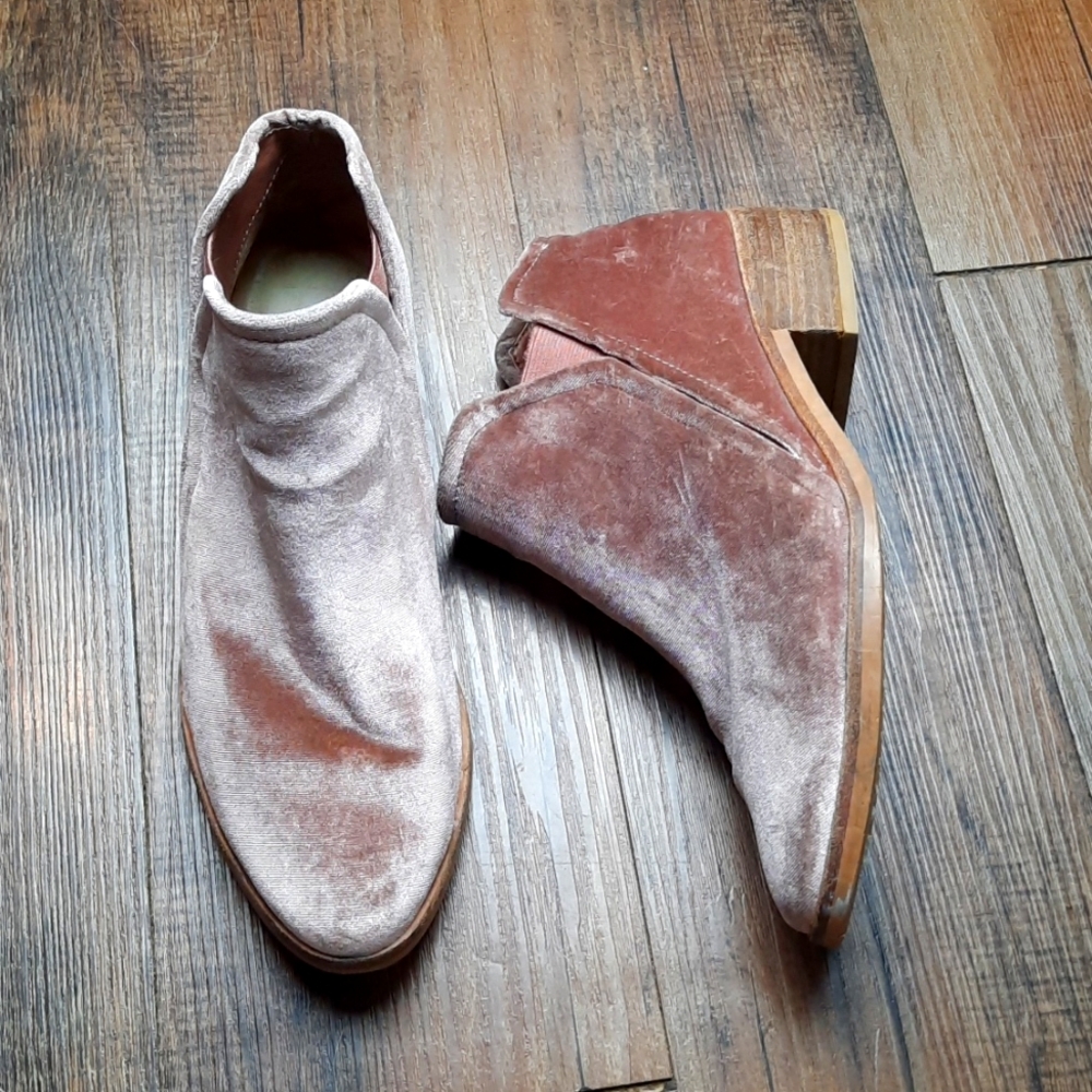 Dolce Vita  Tay blush pink  velvet booties 8